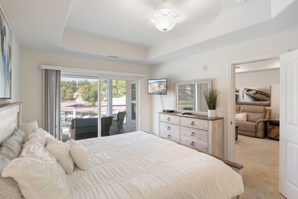 Central Location, Pool Access & Breathtaking Views