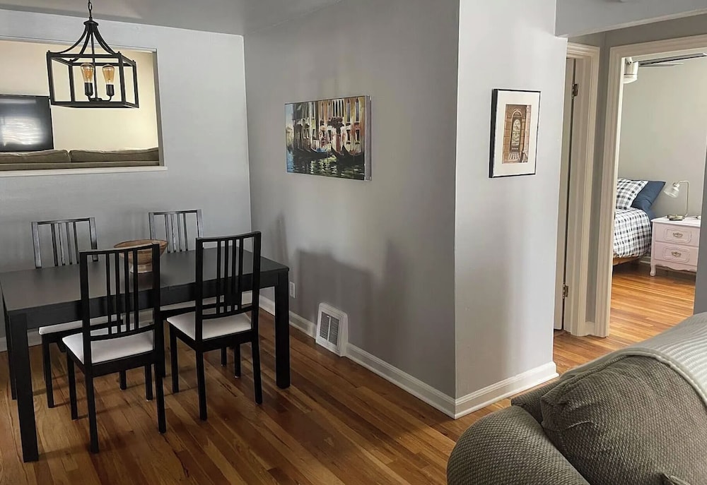 Urban Nest Garage, Sunroom & Fenced Yard