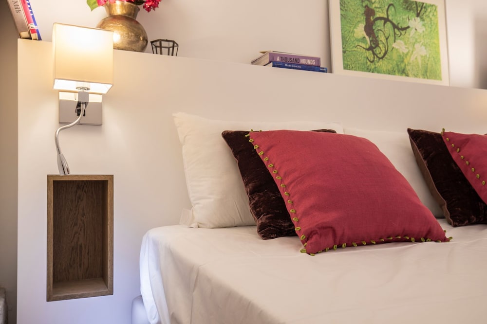 Trendy & Classic 2 Bedroom Apartment view 3