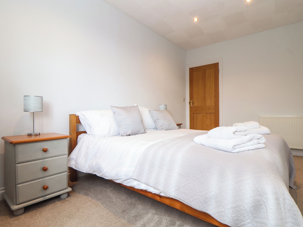 Flat 2 Niles Place
