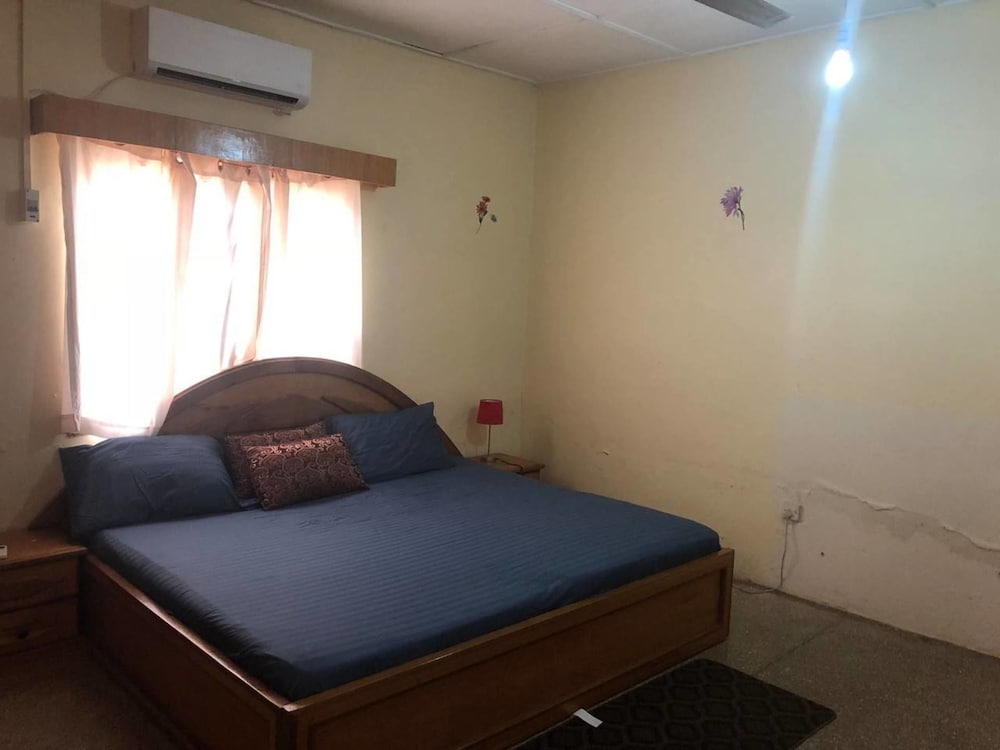 3 Bed House Sleeps 6 - Parking, Wifi, Generator view 2