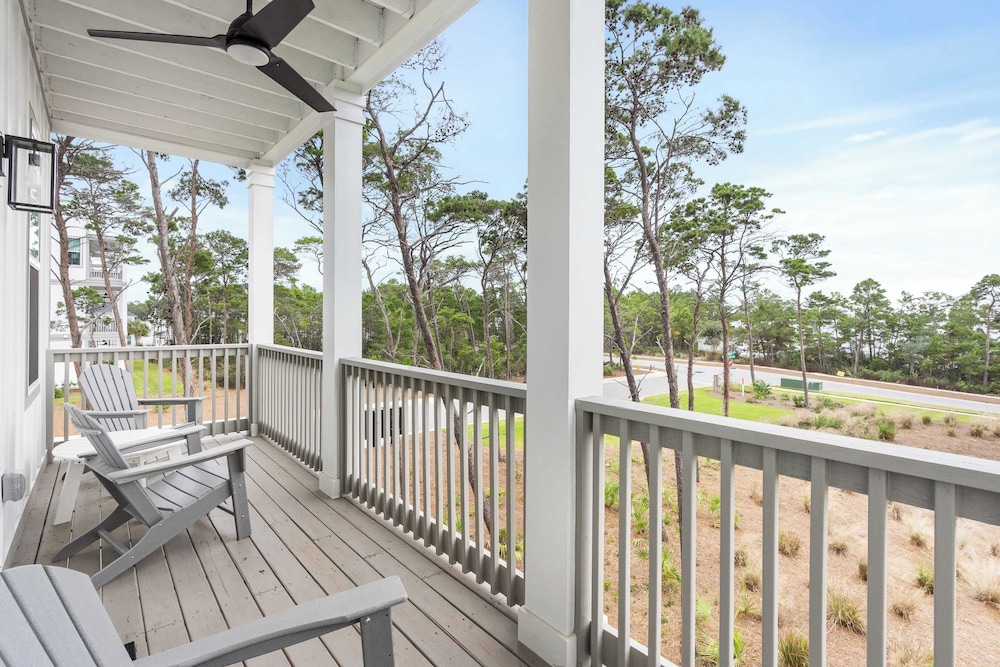 2 Homes in Inlet Beach by Avantstay Sleeps 24, Walk to Beach, Free Golf Cart, Rooftop Decks, Pool Access