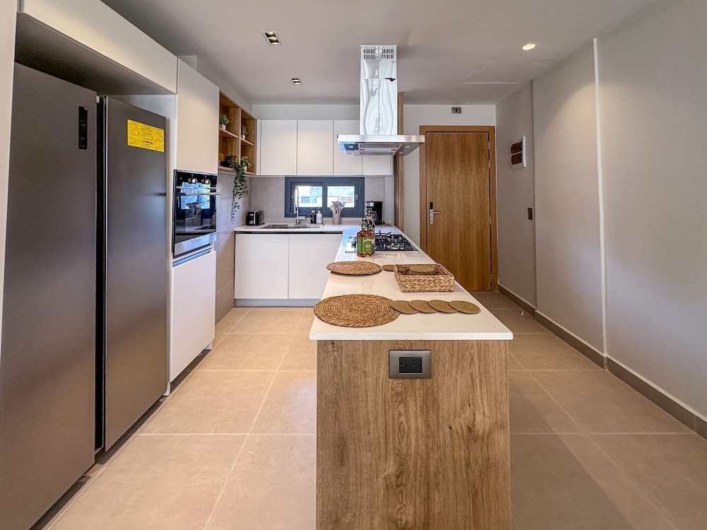Beautiful Brand new Beach Condo w Picuzzi