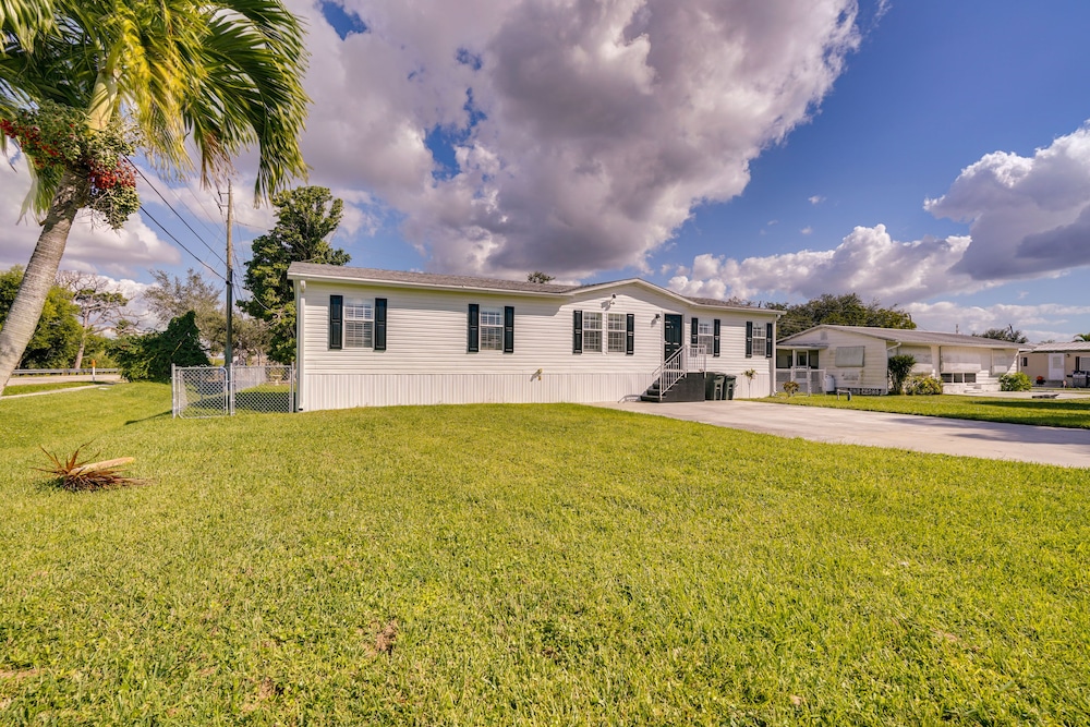 Sunny Fort Myers Home w/ Screened-in Porch & Grill