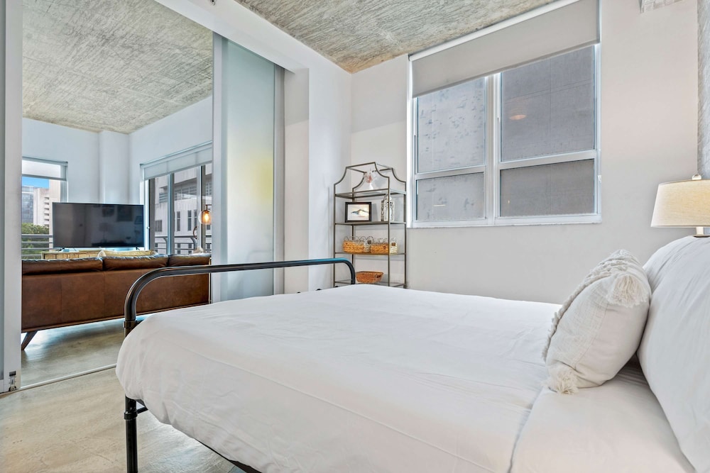 Stylish City Loft Downtown Steps to Bayfront Park