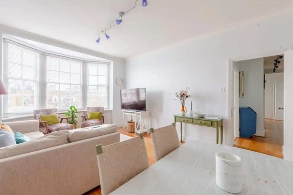 Central and Spacious 2 Bedroom Flat in Kensington