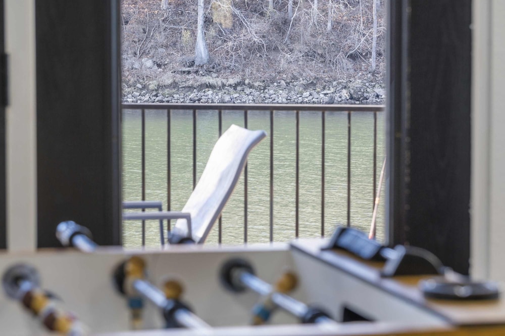 Foggy River Retreat For 16!