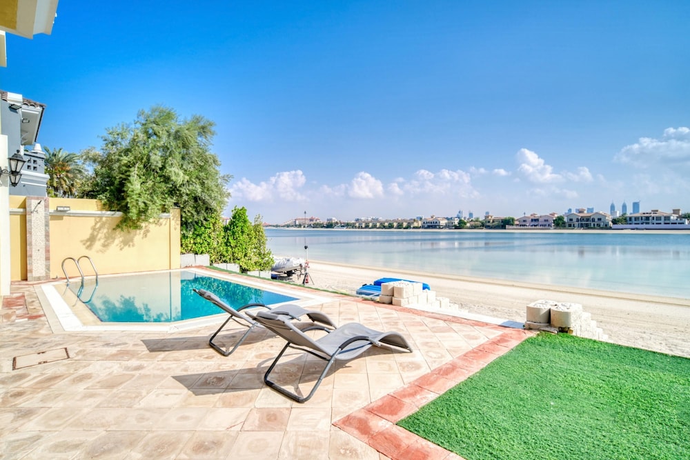 Exclusive 6BR Palm Villa w Private Pool and Beach