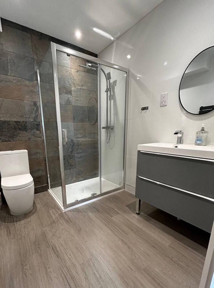 Stunning 2 BD Apartment in Cheltenham