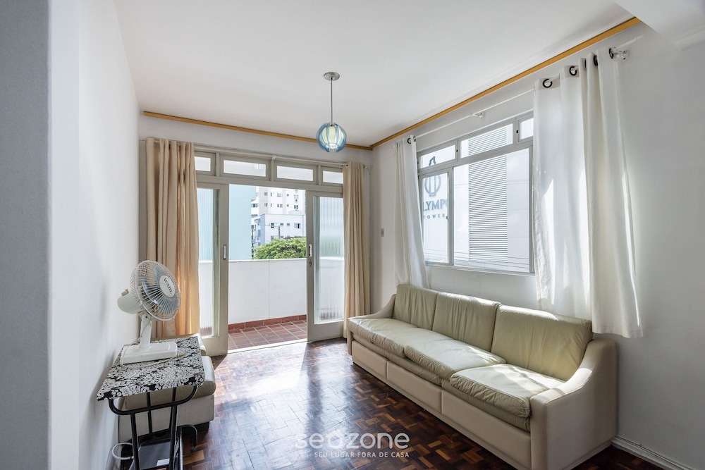 Apt in BC Center w Balcony 260m From Beach Elo0207