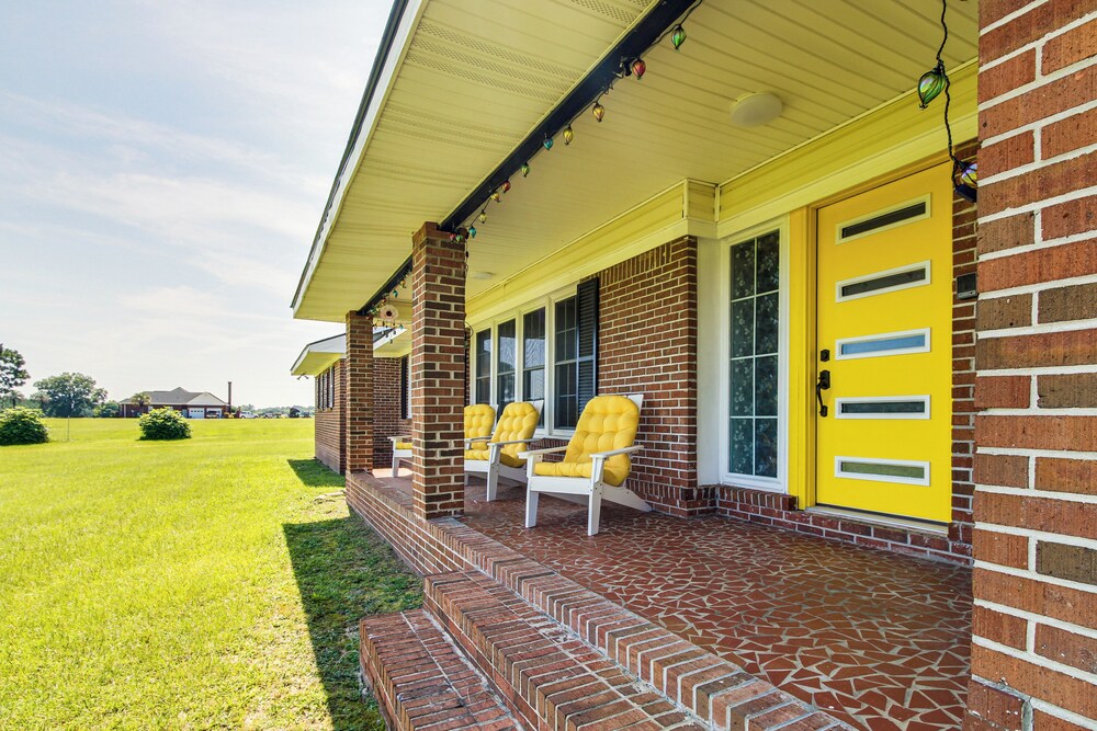 Group-friendly Home w/ Game Room in Albany!