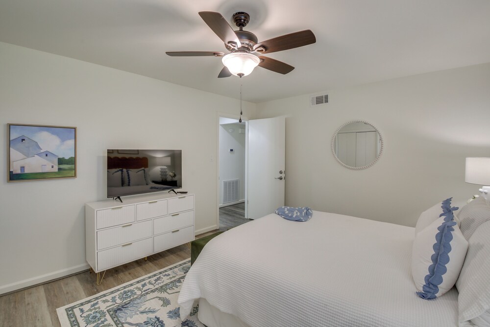 1 Mi to Boating: Pool-view Haven in Lake Hamilton!