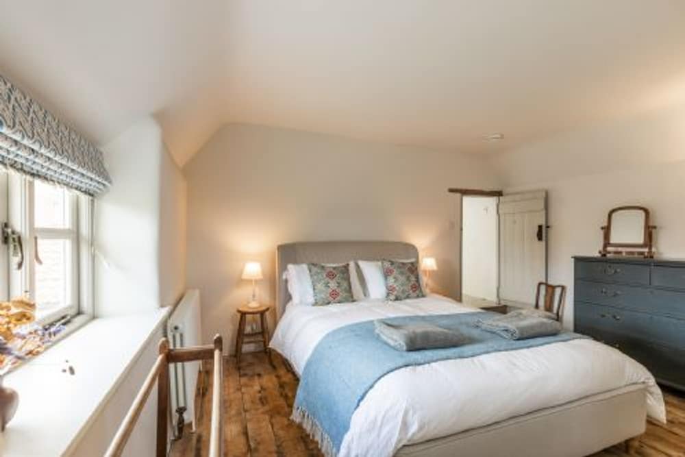 Host Stay White End view 5