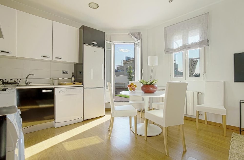 Beautifuly Decorated 2 Bd Apart With Private Terrace, Reina Sofia view 2