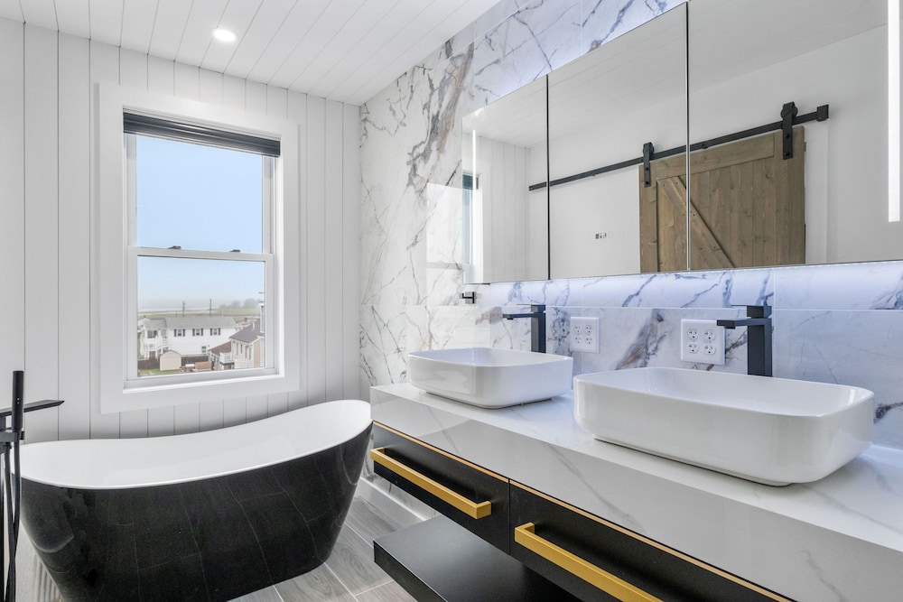 New Luxury 4 Bed Condo Perfect for Winter Rental