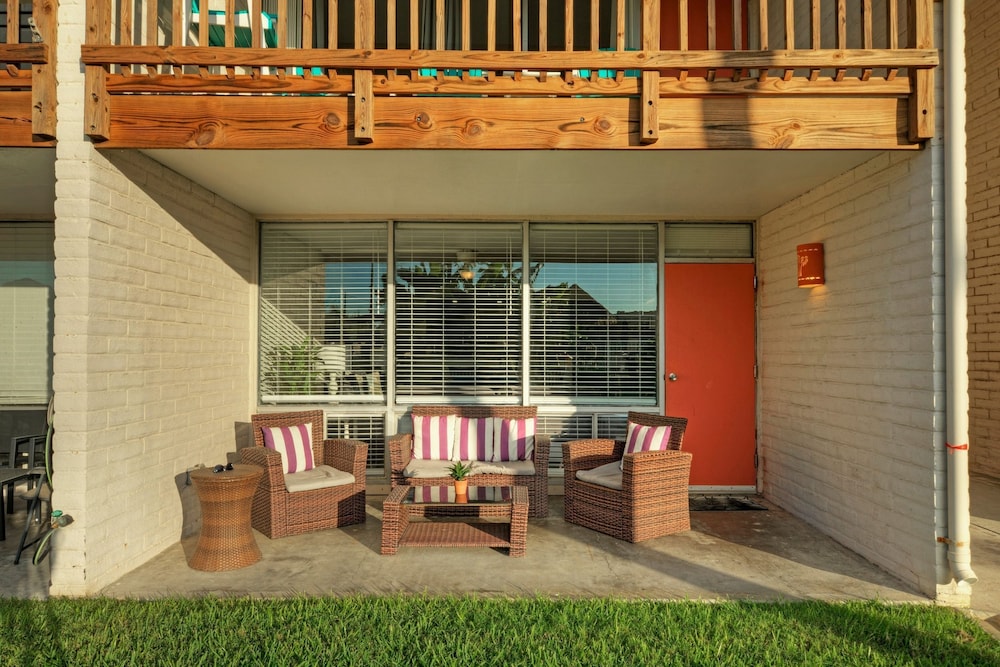 Tropical Haven by Avantstay 4min Walk to Beach Pool Remodeled Interior