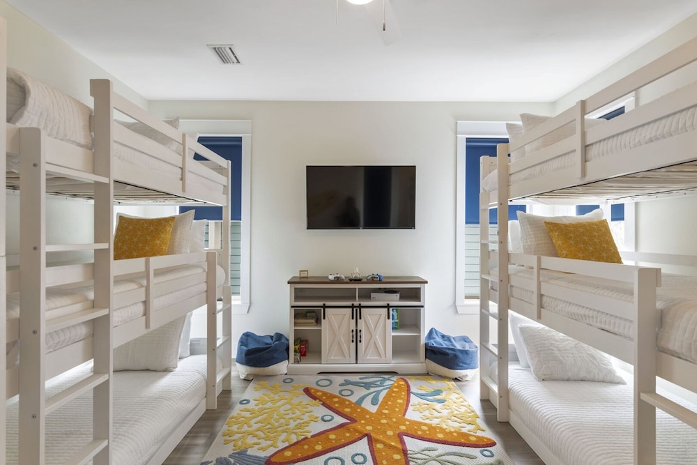 Good Day Sunshine by Avantstay Sleeps 16 Pool Private Beach Access