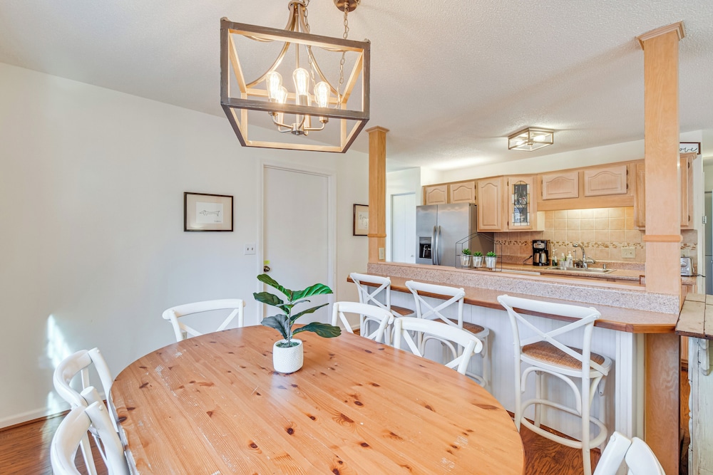 Lakefront Gem w/ Games in Westminster!