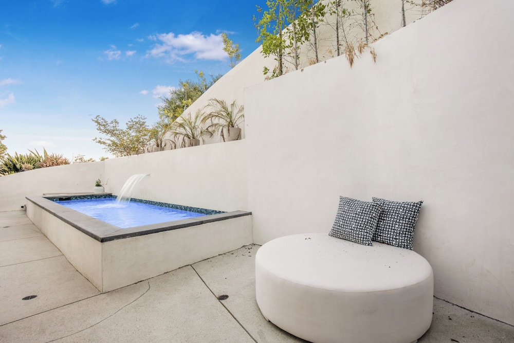 Belden Modern Villa - Iconic Hollywood Hills Retreat