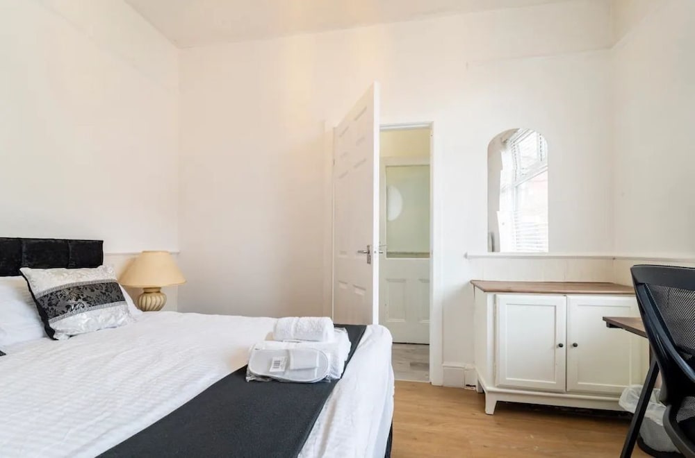 House With Modern Interior, Conveniently Located view 2