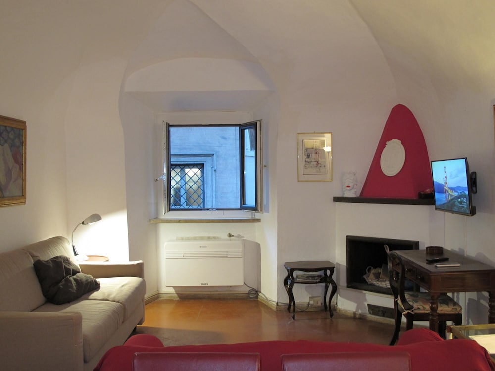 Aurora in Pantheon Apartment