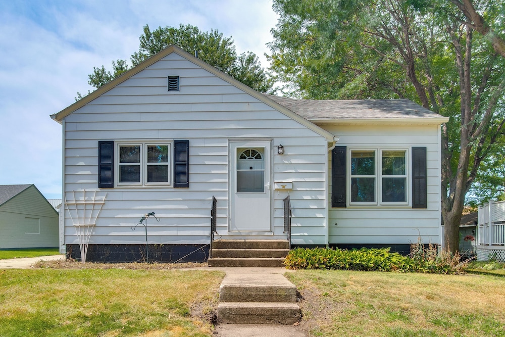 Deck & Spacious Yard: Family Home in Rock Rapids!