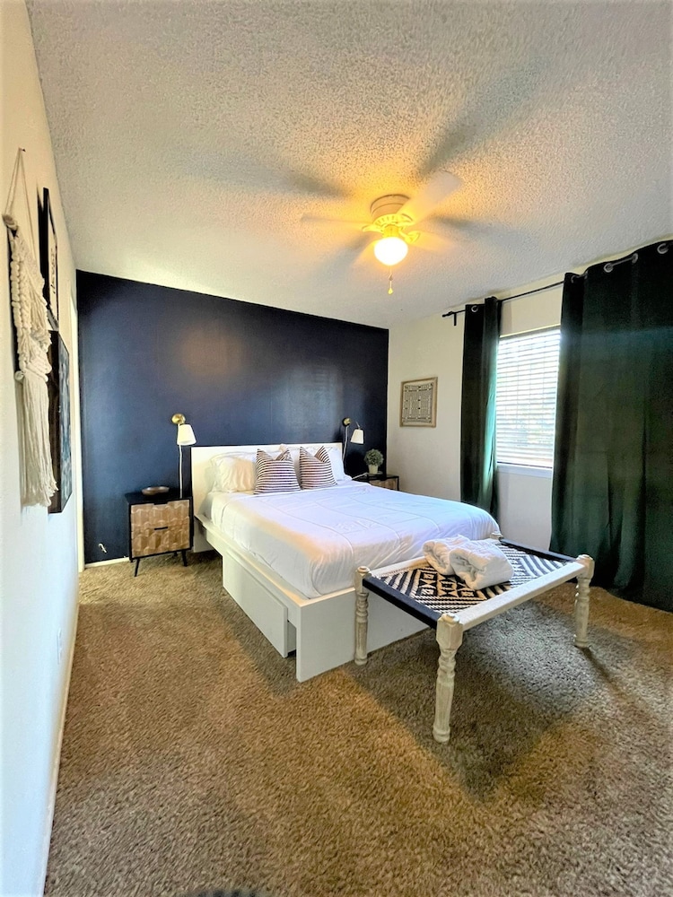 El Chuco Home W/ Pool, Pool Table,15 min Downtown