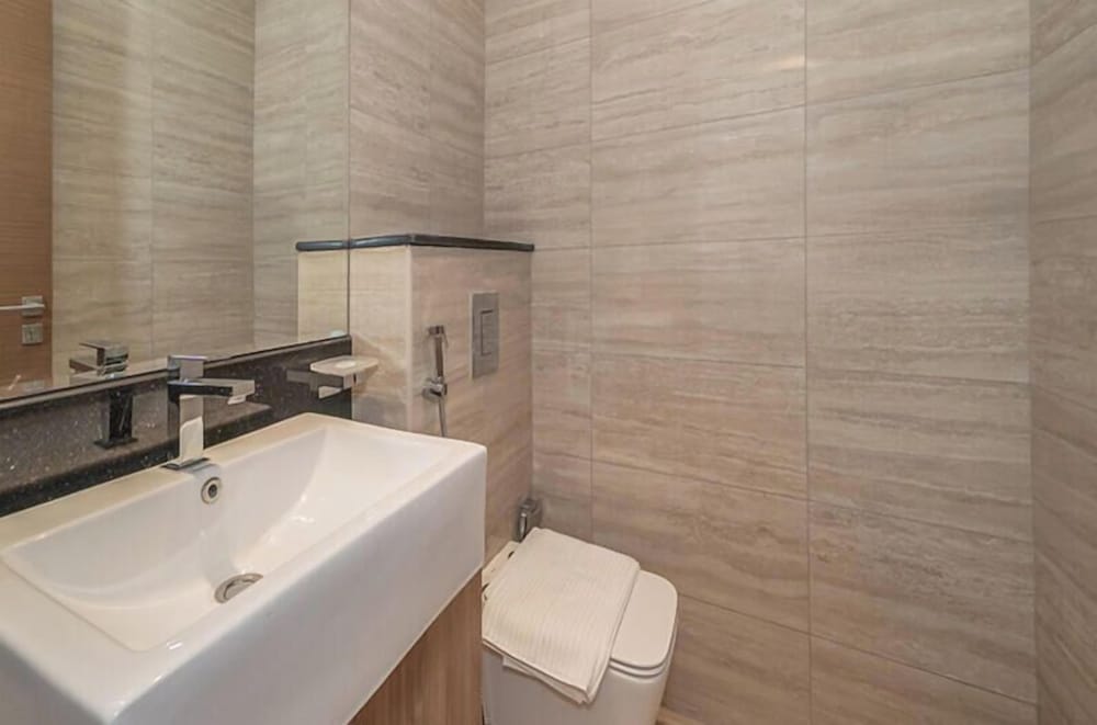 Elegant High Floor 2BR Urban Oasis