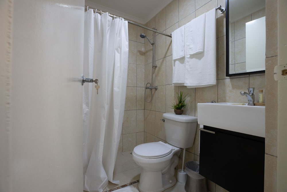 King Size Bed Studio w Pool Close to Beaches