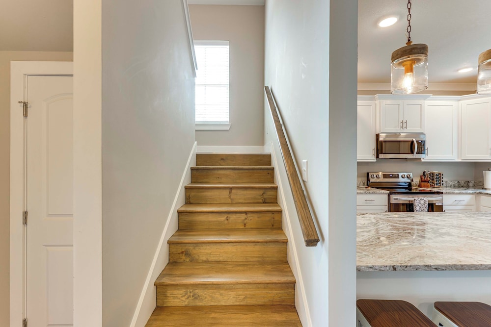 Walk to Lake Martin: Water-view Retreat w/ Deck!