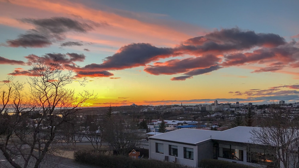 ICELAND SJF Villa , Hot tub & Outdoor Sauna Amazing Mountains View - 15 min to downtown