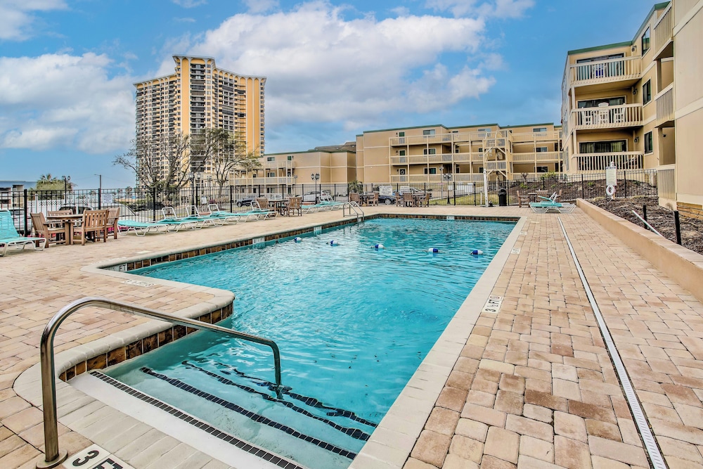 Walk to Beach + Pier: Myrtle Beach Getaway w/ Deck