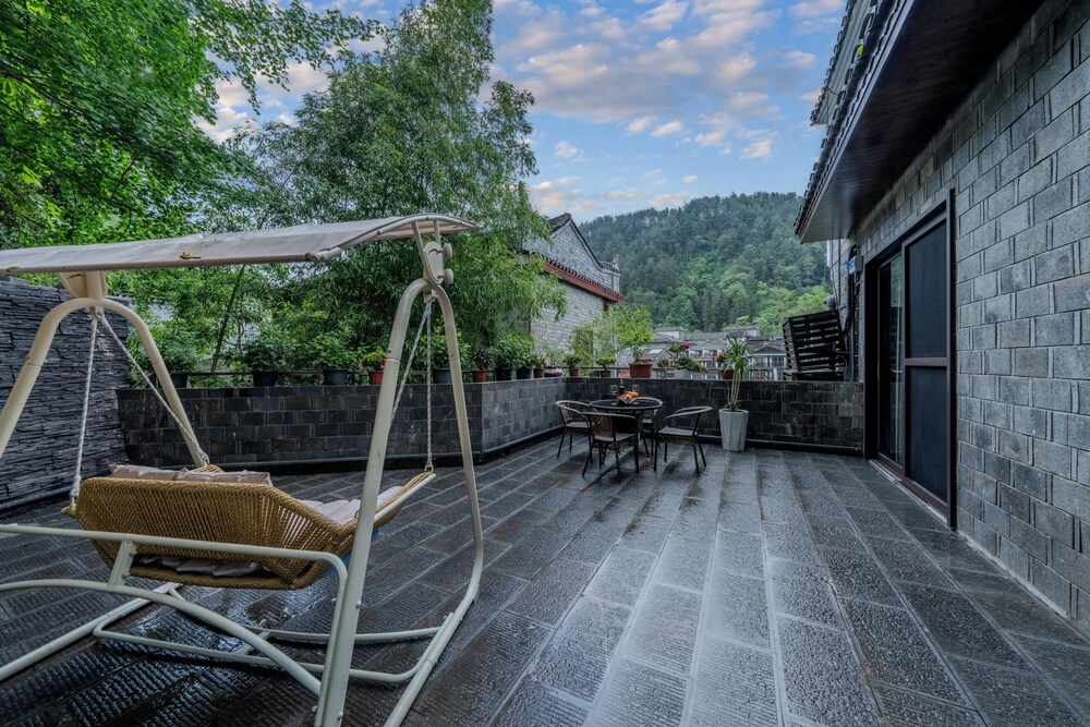 Fenghuang Yiquan River View B&B