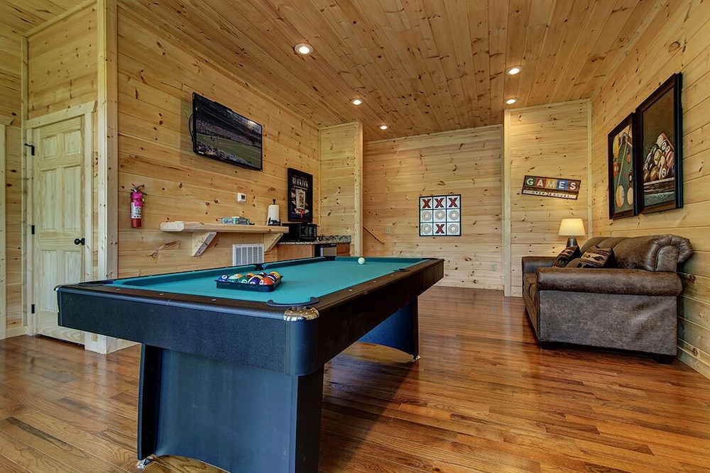 Chateaux Nirvana - 5 Bedrooms, 5 Baths, Sleeps 20 Home by RedAwning
