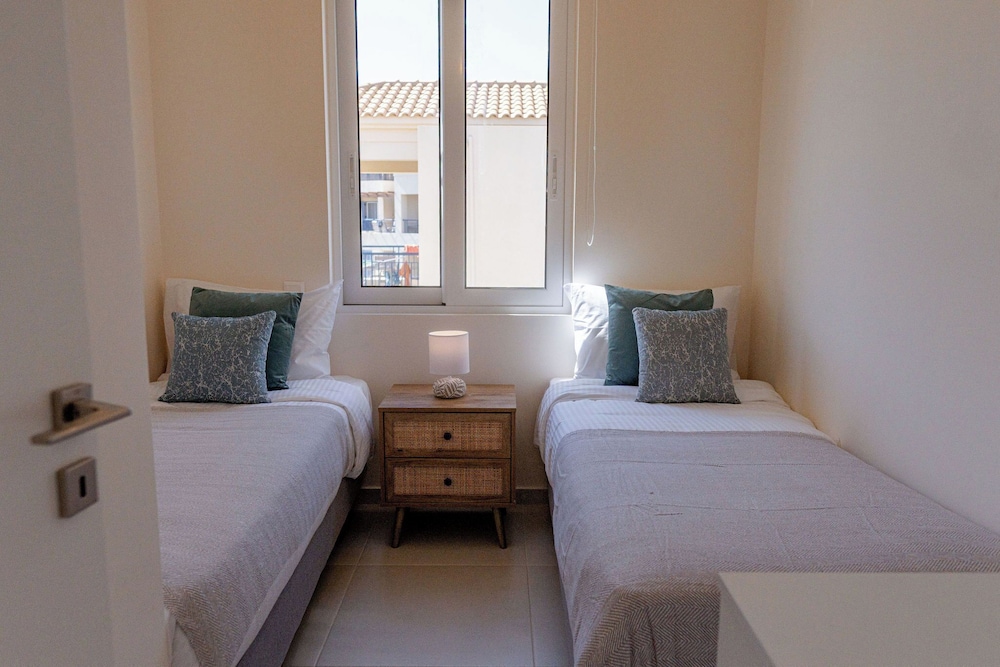 Phaedrus Living: Seaside Thalassa Cretan 201