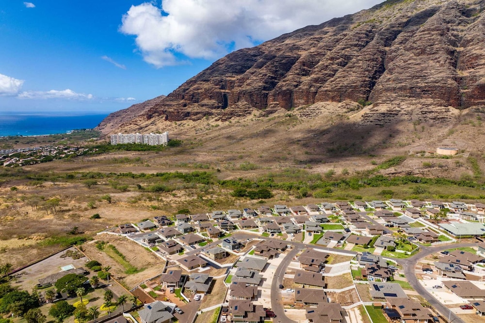 Sleeps 16, 2 Homes Ocean Views, Shared Pool + Gym, Near the Beach Avantstay