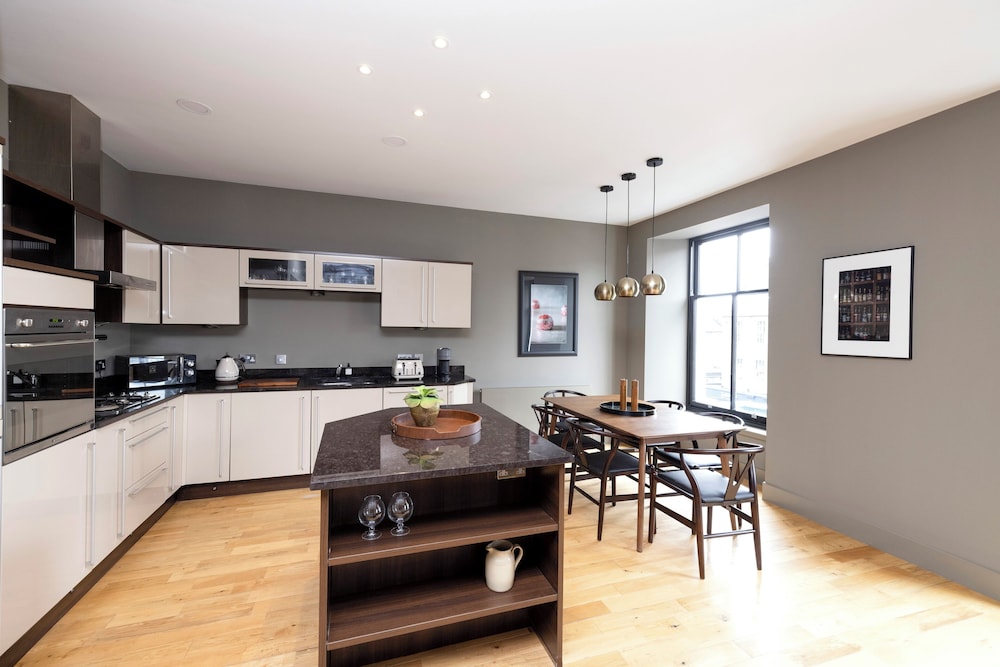 Stylish 2-bed flat in New Town