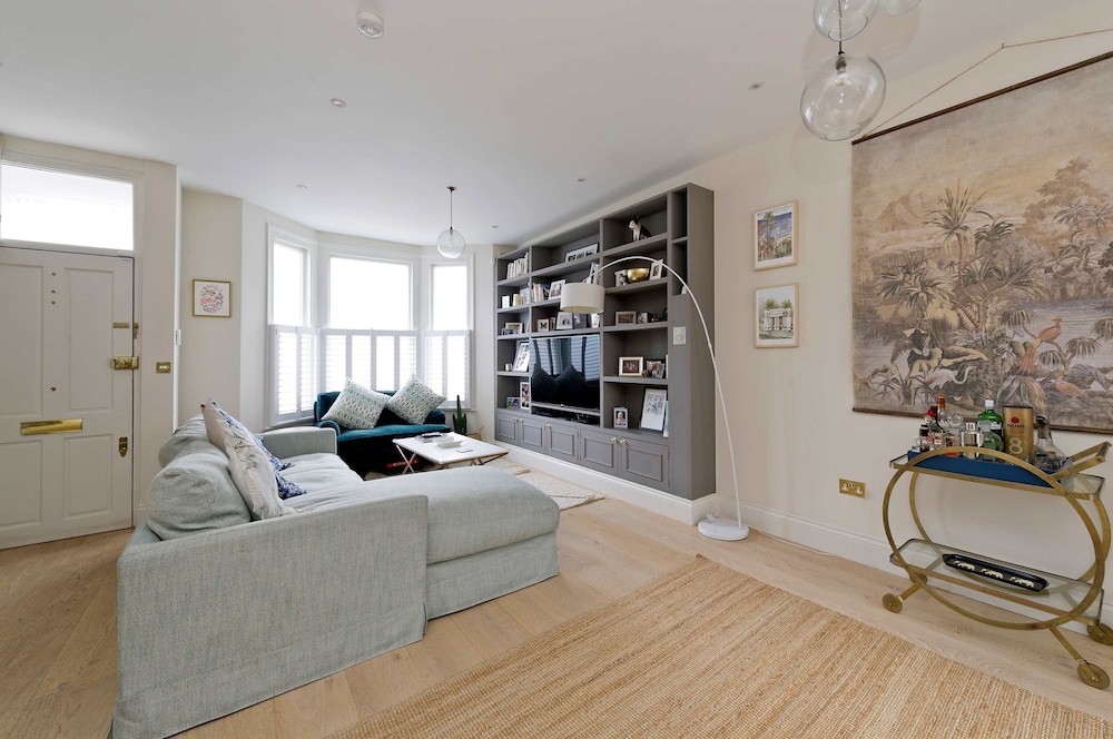 Beautiful Family House With Garden in Queen s Park