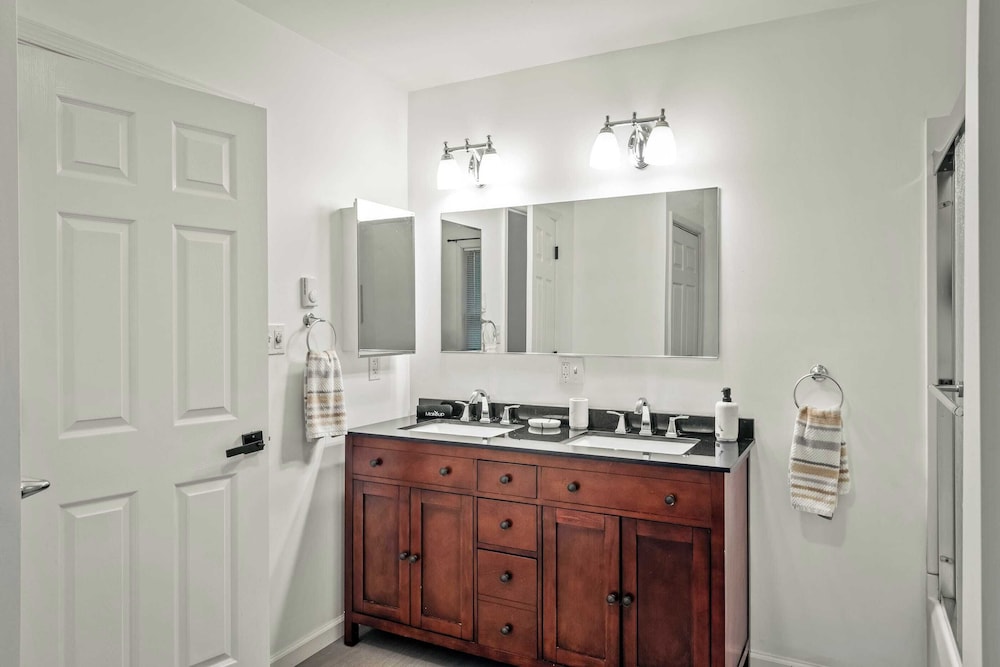 Stylish Mountain Retreat w/ Hot Tub & Firepit Penn Estate Getaway by Avantstay