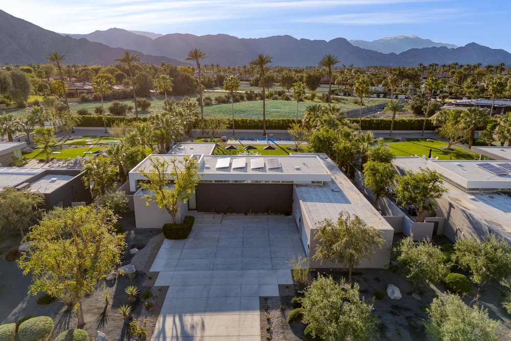 Polo Villa 2 by Avantstay Entertainer s Backyard w Pickleball Court Pool Spa 260314 6 Bedrooms