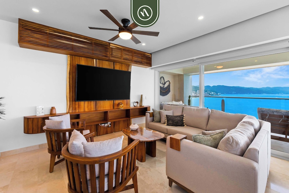 Luxury 4 BR Condo Amazing Views - Beach - Pools