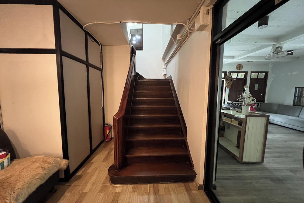 Orchid Hostel Near Bumrungrad Hospital and Nana Market