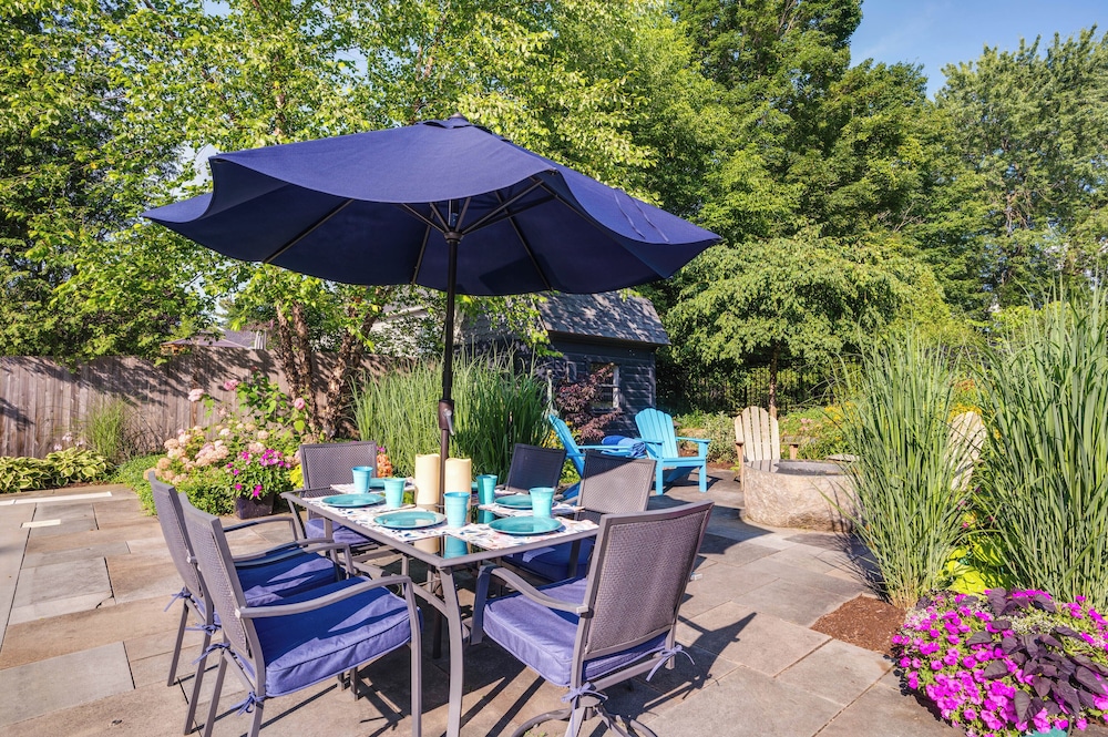 Upscale Arts + Crafts Bungalow w/ Yard, Pool! view 4