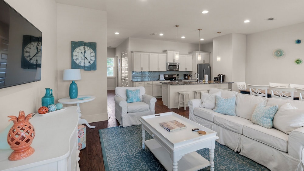 Stunning 4 Bd/4.5 BA - Free Wifi - Easy Walk to Beach