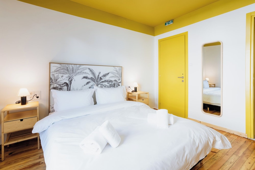 Canvas Color Your Stay