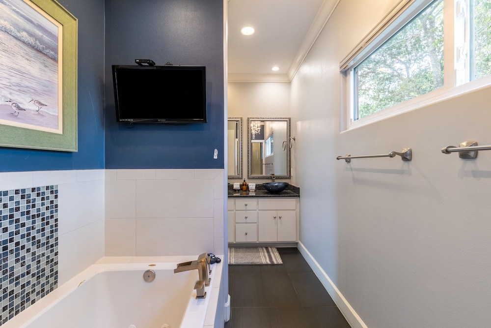 Pelican Retreat by Avantstay 5 Mins TO Beach Pet Friendly w Pool BBQ