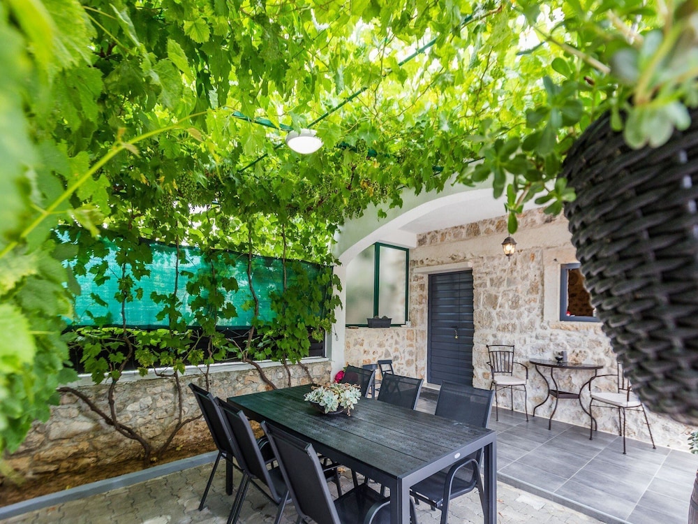 Charming Retreat With Lush Garden, BBQ & Sunlit Terrace Near Bibinje Beaches
