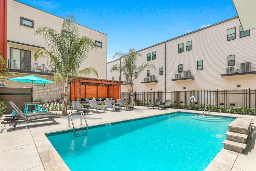 4BR Modern Townhouse near French Quarter - Image 2