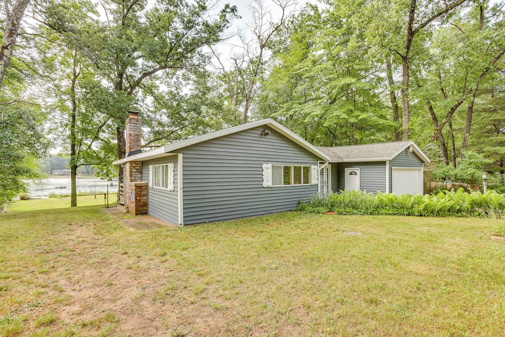 Lakefront Home w/ Deck: Central Michigan Escape!