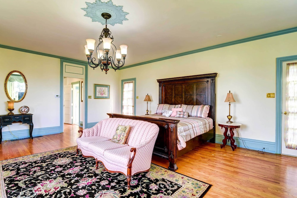 Bowling Green House w/ Shared Pool! view 3